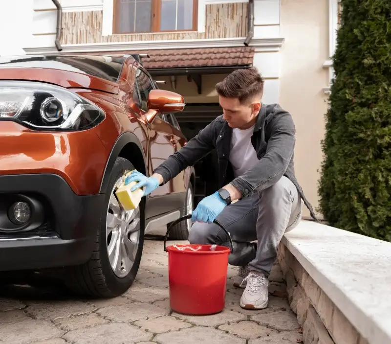 Lavage auto à domicile Ortaffa : professionnel intervenant sur un véhicule